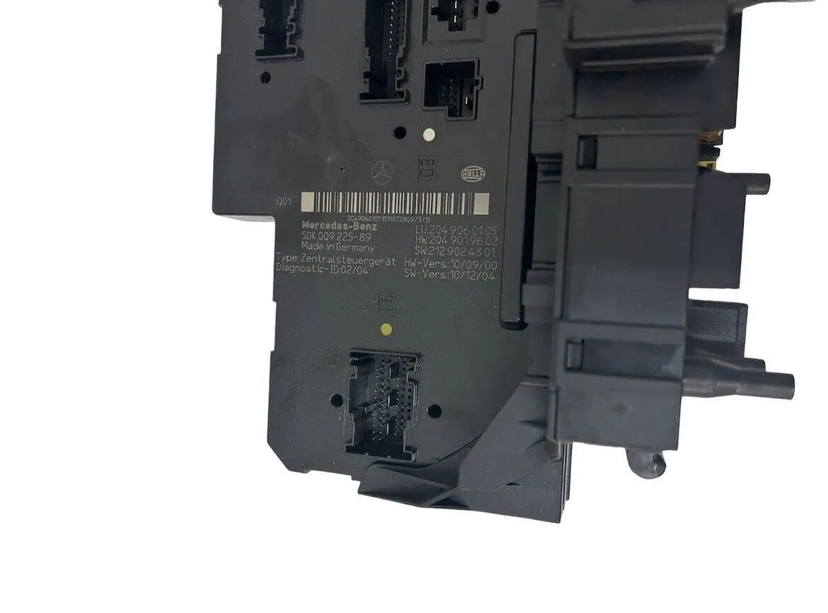 Mercedes-Benz C-300 Hinter Kofferraum Sicherung Box 2049060105 5dk00922589