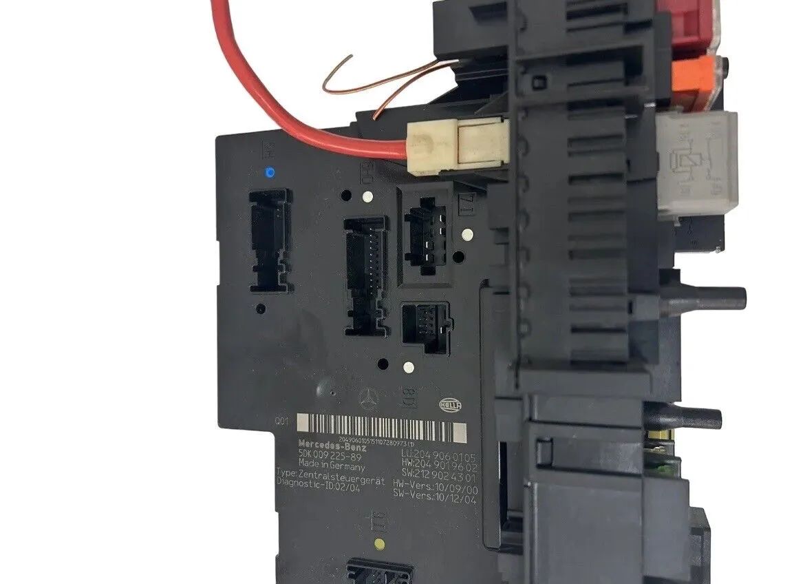 Mercedes-Benz C-300 Hinter Kofferraum Sicherung Box 2049060105 5dk00922589